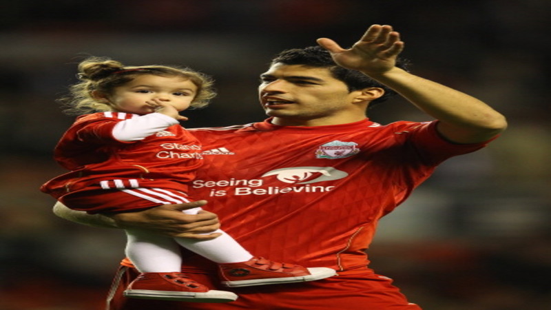 Suarez Pens New Liverpool Deal