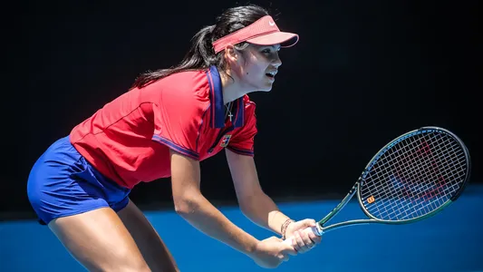 MELBOURNE, AUSTRALIA - JANUARY 15: Emma Raducanu practices ahead of the 2022 Australian Open at Melbourne Park on January 15, 2022 in Melbourne, Australia. — Photo by filedimage