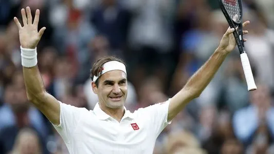 Roger Federer celebrates after winning against Lorenzo Sonego in the fourth round of the men's singles, Day 7 of Wimbledon 2021 | Photo: Chine Nouvelle